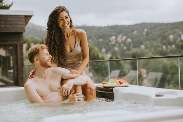 Aantrekkelijk Jong Paar Genieten Outdoor Hot Tub Vakantie — Stockfoto