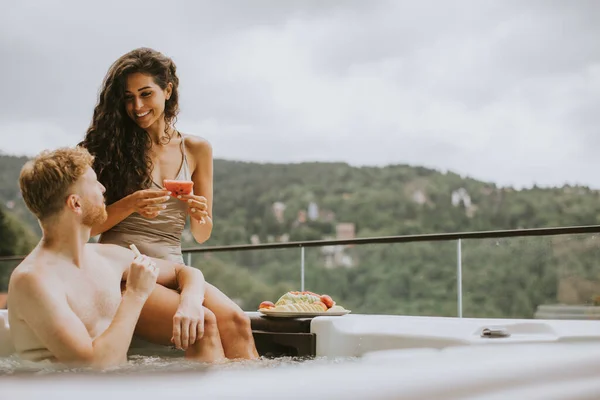 Attractive Young Couple Enjoying Outdoor Hot Tub Vacation — Stockfoto