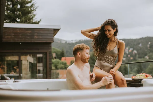 Attractive Young Couple Enjoying Outdoor Hot Tub Vacation — ストック写真