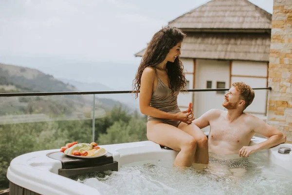 Aantrekkelijk Jong Paar Genieten Outdoor Hot Tub Vakantie — Stockfoto