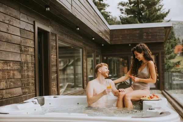 Attractive Young Couple Enjoying Outdoor Hot Tub Vacation — Foto de Stock