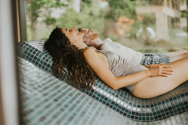 Schönes Junges Paar Entspannt Auf Dem Tepidarium Bett Wellnessbereich — Stockfoto