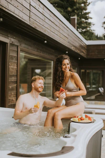 Attractive Young Couple Enjoying Outdoor Hot Tub Vacation — Stockfoto