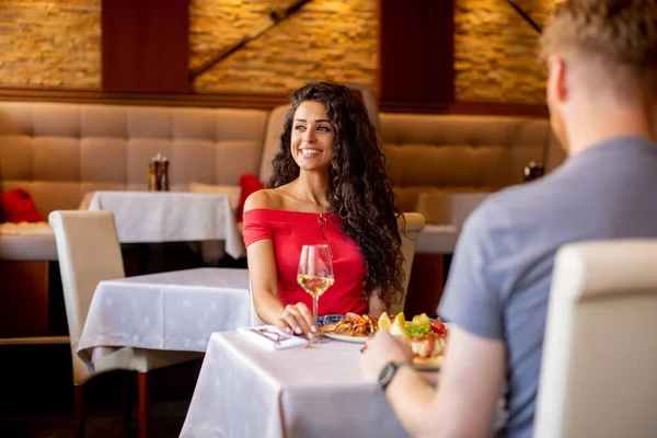 Красива Молода Пара Обідає Білим Вином Ресторані — стокове фото