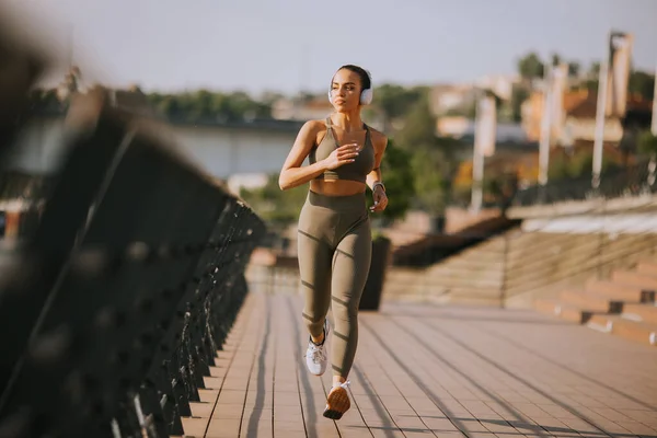 Vista Attiva Giovane Bella Donna Che Corre Sul Lungomare Lungo — Foto Stock