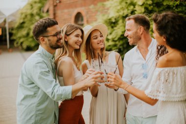 Bahçede taze limonatayla tezahürat yapan bir grup genç.