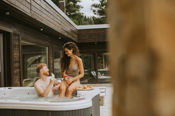 Attractive Young Couple Enjoying Outdoor Hot Tub Vacation — Fotografia de Stock