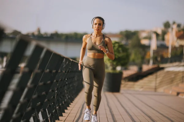 Vista Attiva Giovane Bella Donna Che Corre Sul Lungomare Lungo — Foto Stock