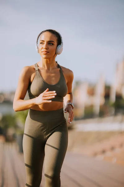 Vista Attiva Giovane Bella Donna Che Corre Sul Lungomare Lungo — Foto Stock