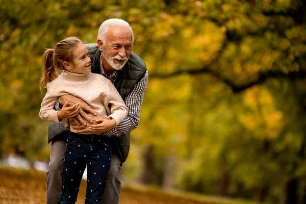 Schöner Opa Verbringt Herbsttag Zeit Mit Seiner Enkelin Park — Stockfoto