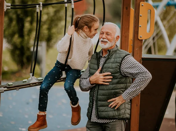 Красивый Дедушка Проводит Время Своей Внучкой Детской Площадке Парке Осенью — стоковое фото