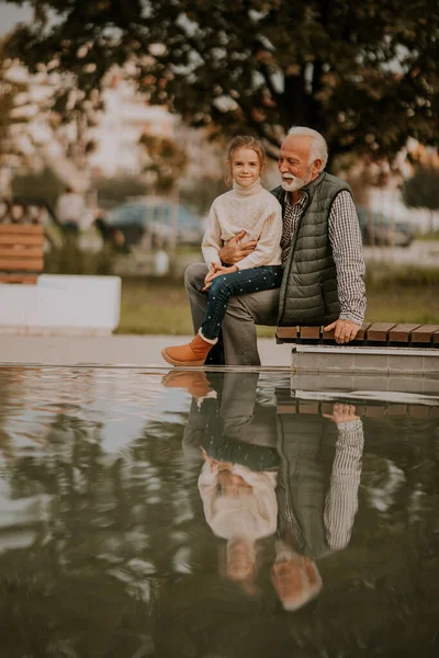 Bello Nonno Trascorrere Del Tempo Con Sua Nipote Vicino Una — Foto Stock