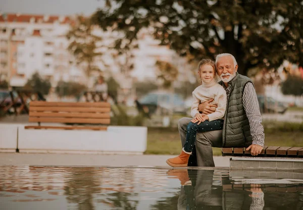 Knappe Grootvader Besteedt Tijd Met Zijn Kleindochter Door Kleine Water — Stockfoto