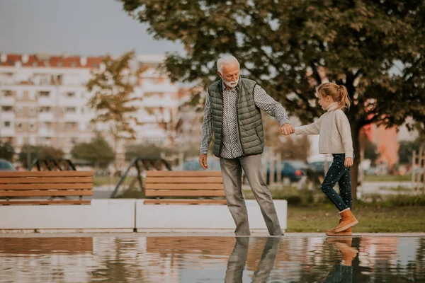 Όμορφος Παππούς Περνάει Χρόνο Την Εγγονή Του Δίπλα Μια Μικρή — Φωτογραφία Αρχείου