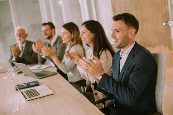 Nöjd Stolt Business Team Klappade Händerna När Man Sitter Rad — Stockfoto