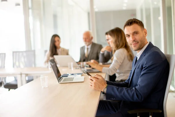 Bello Giovane Uomo Affari Che Utilizza Telefono Cellulare Ufficio — Foto Stock