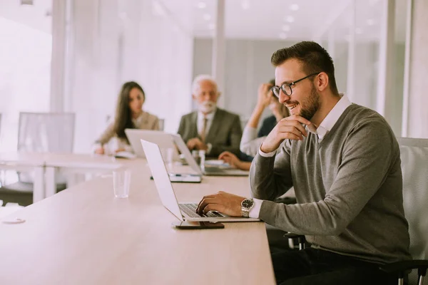 Bello Giovane Uomo Affari Che Lavora Sul Computer Portatile Ufficio — Foto Stock