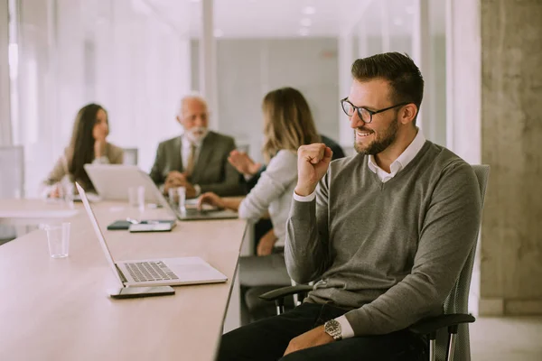 Joven Hombre Negocios Guapo Trabajando Ordenador Portátil Oficina — Foto de Stock