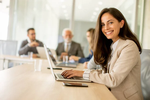 Mulher Muito Jovem Trabalhando Laptop Escritório — Fotografia de Stock