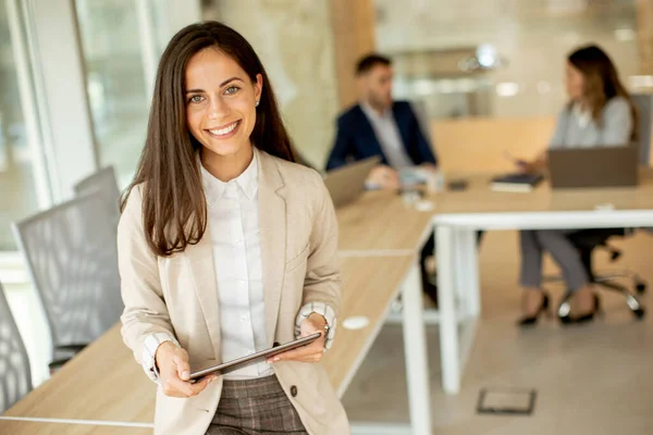 Mooie Jonge Vrouw Met Digitale Tablet Het Kantoor — Stockfoto