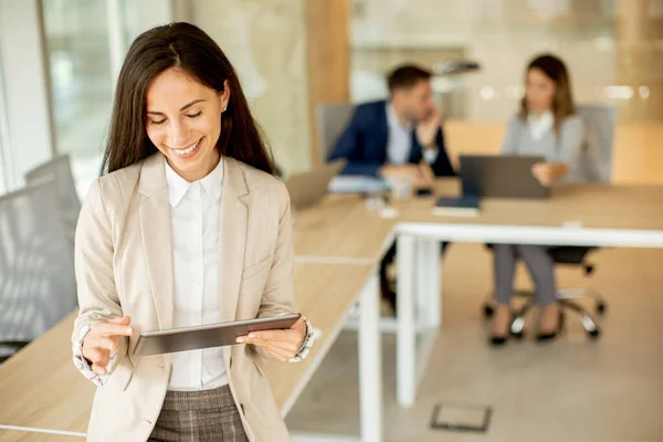 Mujer Bastante Joven Con Tableta Digital Oficina —  Fotos de Stock