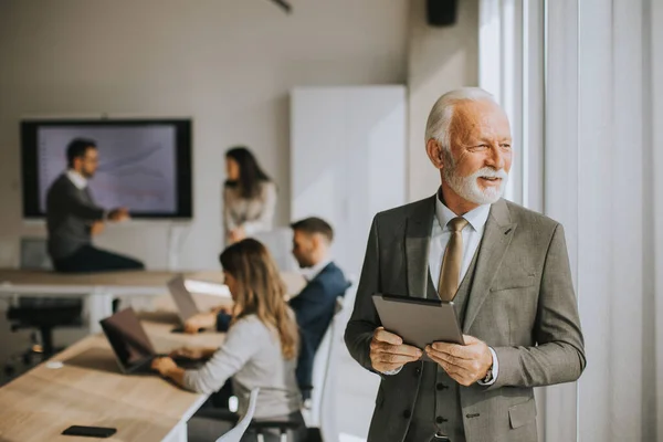 Beau Homme Affaires Senior Travaillant Sur Tablette Numérique Dans Bureau — Photo