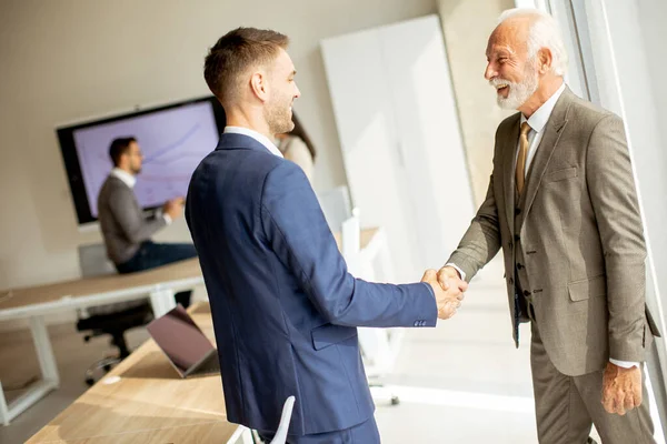 Senior Affärsman Handskakning Med Sin Unga Kollega Kontoret — Stockfoto