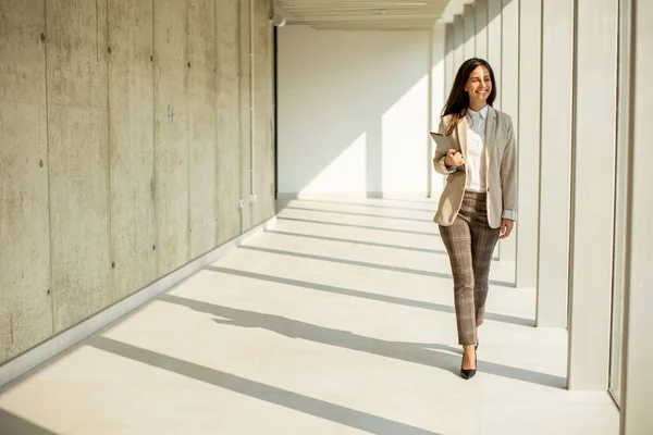 Genç Kadını Güneşli Bir Günde Modern Ofis Koridorunda Yürüyor — Stok fotoğraf