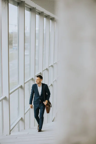 Красивий Молодий Керівник Бізнесу Портфелем Піднімається Сходах — стокове фото