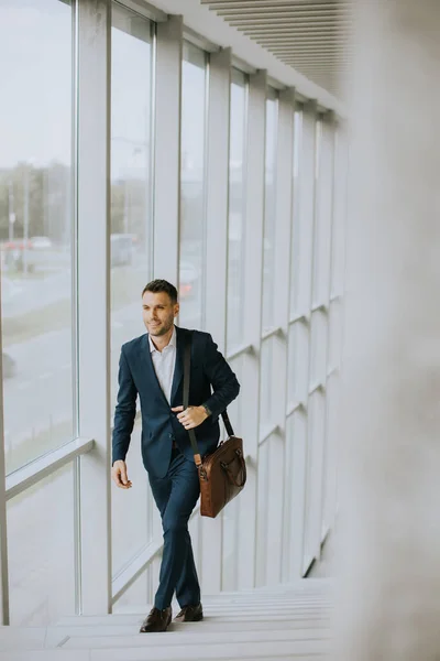 Красивый Молодой Бизнесмен Портфелем Поднимающимся Лестнице — стоковое фото