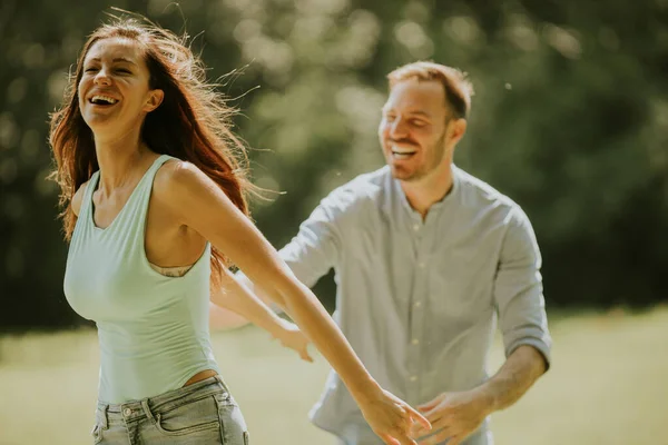 Heureux Jeune Couple Amoureux Champ Herbe Jour Été — Photo