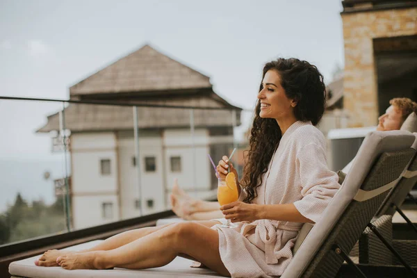 Handsome Young Couple Relaxing Beds Drinking Fresh Orange Juice Outdoor — 스톡 사진