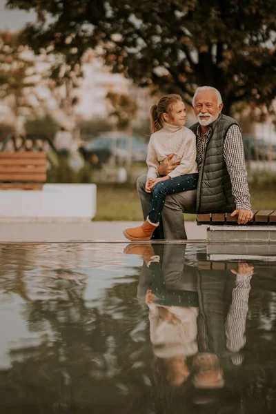 Όμορφος Παππούς Περνάει Χρόνο Την Εγγονή Του Δίπλα Μια Μικρή — Φωτογραφία Αρχείου