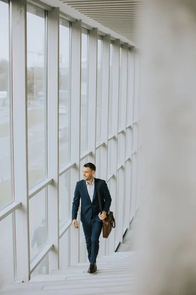 Guapo Ejecutivo Negocios Joven Con Maletín Subiendo Las Escaleras — Foto de Stock