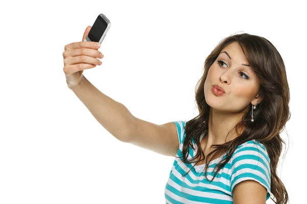 Chica dando beso a celular — Foto de Stock