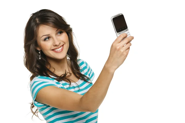 Женщина фотографирует себя через мобильный телефон — стоковое фото