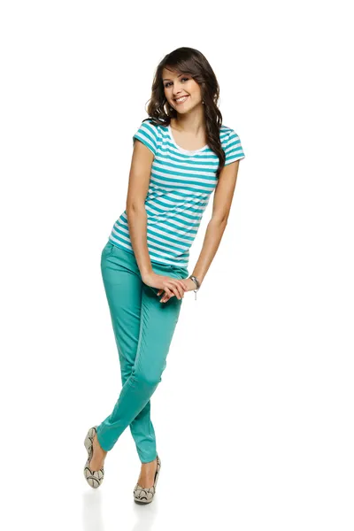 Jeune fille séduisante en pantalon turquoise et t-shirt — Photo