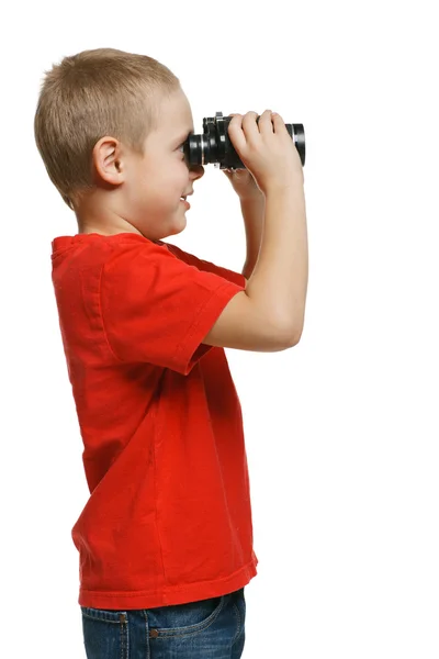 Seitenansicht des sechsjährigen Jungen, der durch das Fernglas wegschaut — Stockfoto