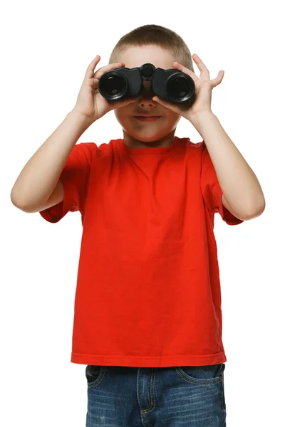 Frontansicht des sechsjährigen Jungen, der dich durch das Fernglas ansieht — Stockfoto