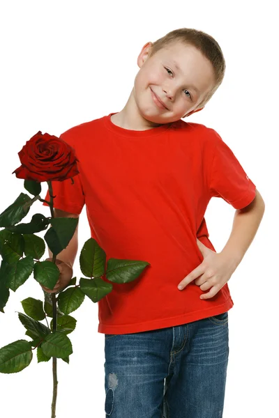 Sex år gammal pojke håller den röda rosen — Stockfoto