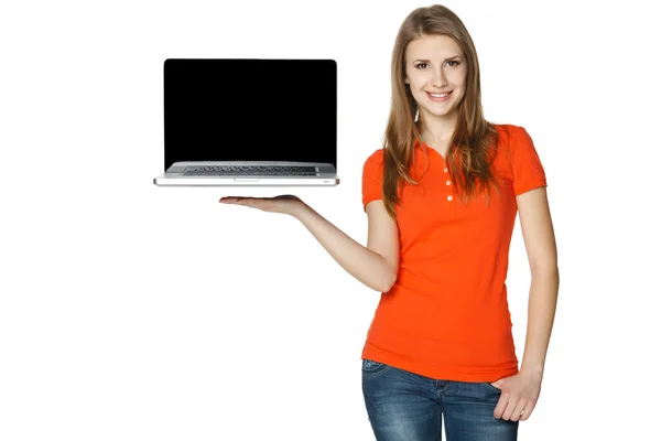 Kobieta pokazując ekran laptopa — Zdjęcie stockowe