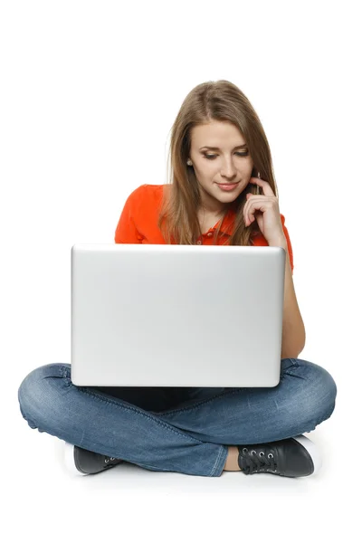 Vrouw zittend op de vloer tijdens het gebruik van haar laptop — Stockfoto