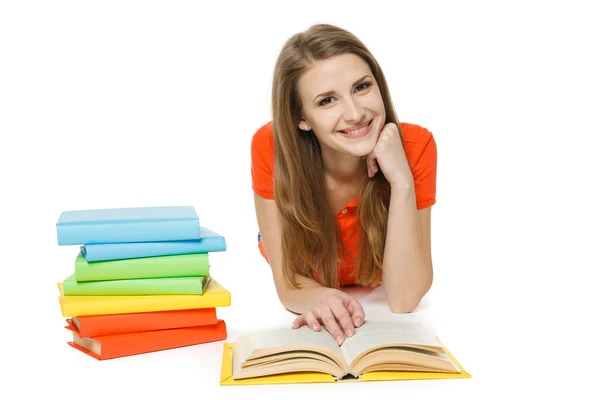 Vrouw lezen van het boek op de vloer liggen — Stockfoto