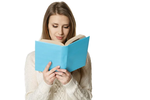 Mulher segurando um livro — Fotografia de Stock