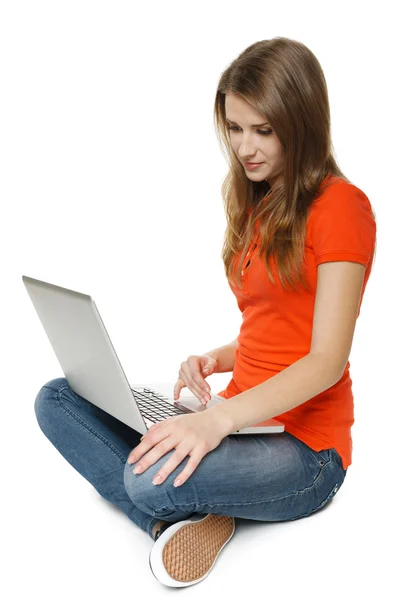 Vrouw zittend op de vloer met haar laptop — Stockfoto