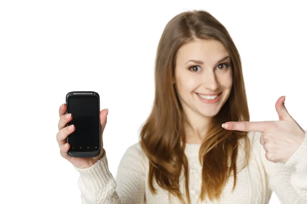 Frau zeigt ihr Handy — Stockfoto