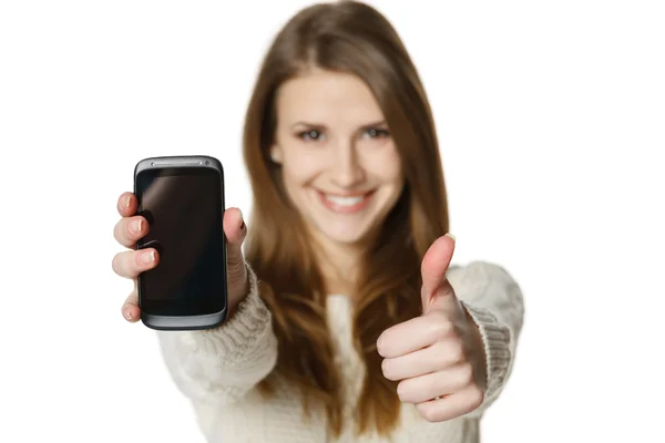 Frau zeigt ihr Handy — Stockfoto