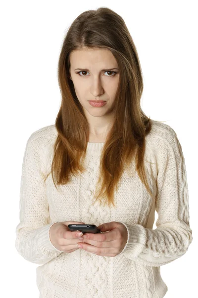 女性は彼女の携帯電話に sms を読みながら悲しい気持ちで — ストック写真