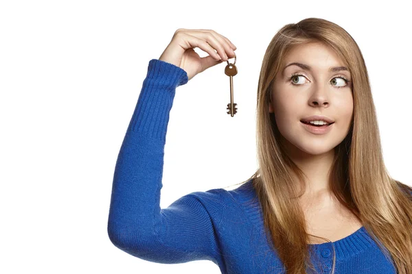 Молодая женщина держит ключ — стоковое фото