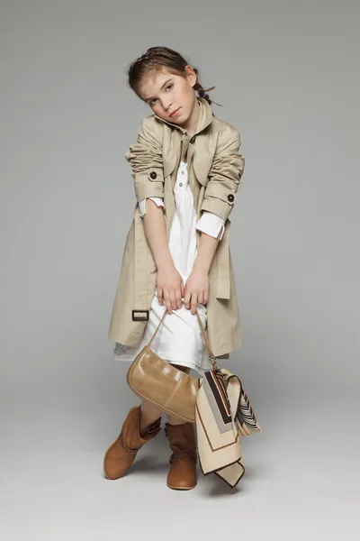 女孩穿秋季风衣手持手袋 — 图库照片